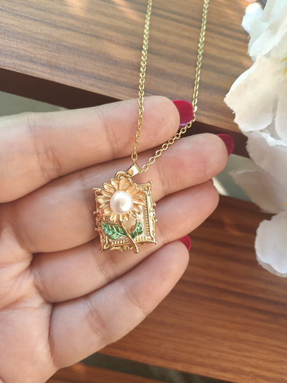 Vintage blossom charm necklace pearl white